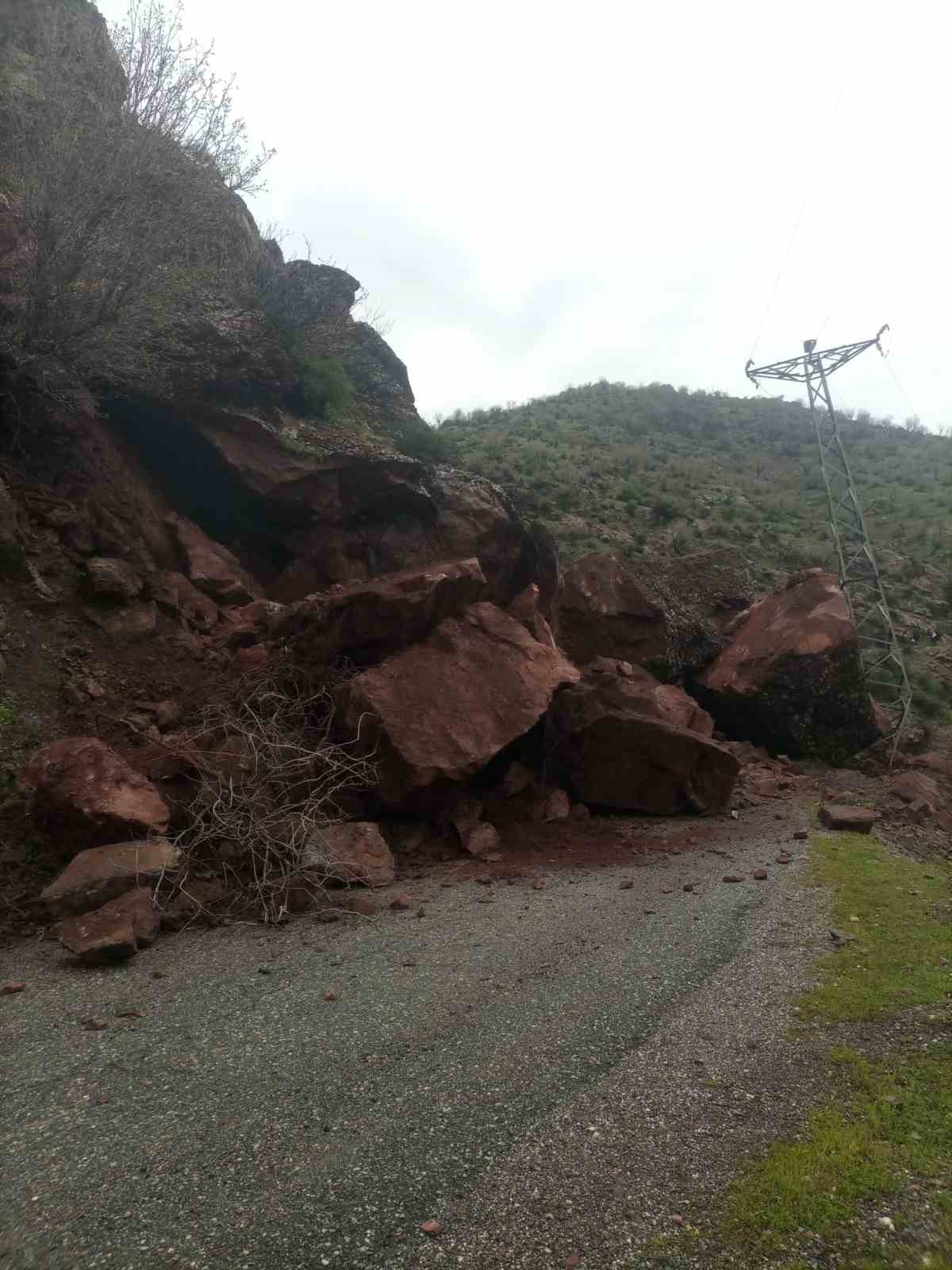 Batman’da dağdan kopan dev kayalar 10’dan fazla yolu ulaşıma kapattı
