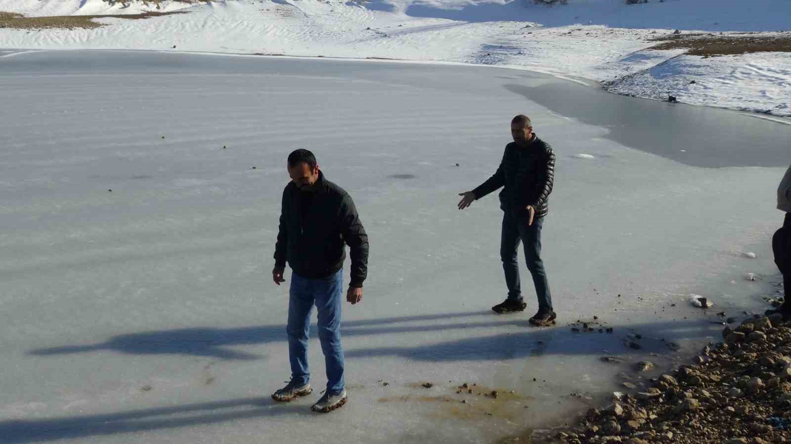 Batman’da donan göletin üstünde fotoğraf çektiler
