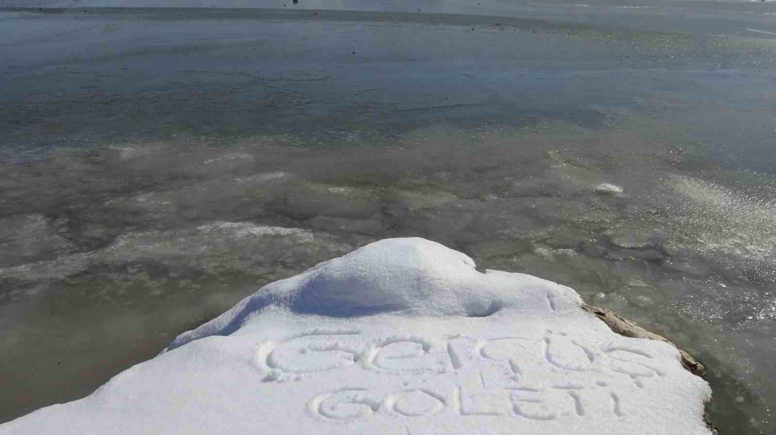 Batman’da donan göletin üstünde fotoğraf çektiler
