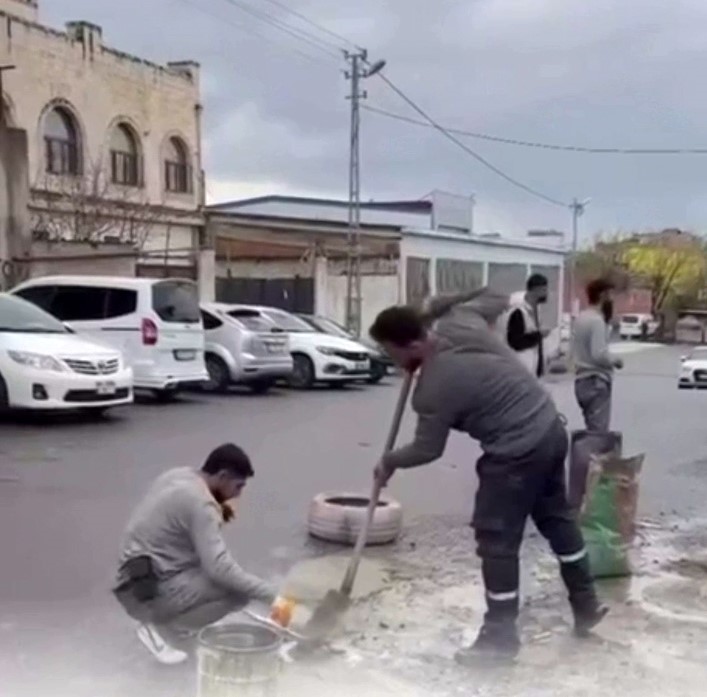 Batman’da esnaf yoldaki çukurları kendi imkanlarıyla kapatıyor
