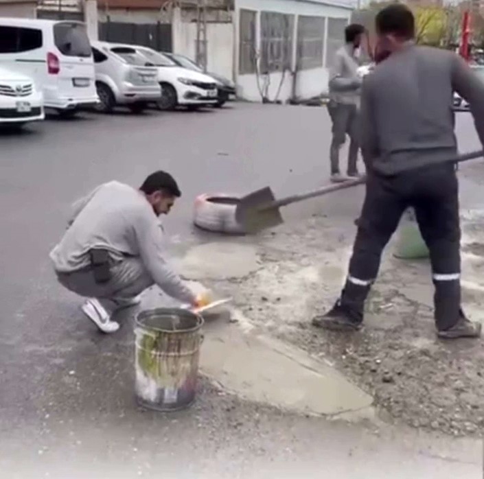 Batman’da esnaf yoldaki çukurları kendi imkanlarıyla kapatıyor
