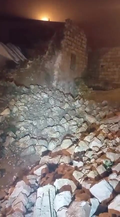 Batman’da fırtınada 2 katlı taş bina çöktü: Enkaz altında kalan 5 büyükbaş hayvan kurtarıldı
