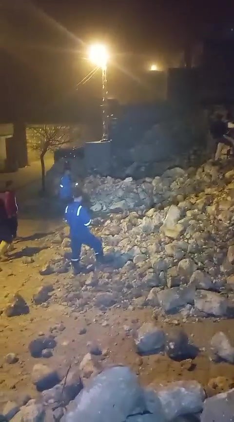 Batman’da fırtınada 2 katlı taş bina çöktü: Enkaz altında kalan 5 büyükbaş hayvan kurtarıldı
