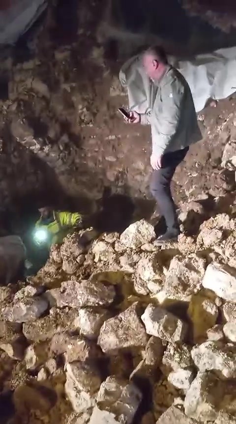 Batman’da fırtınada 2 katlı taş bina çöktü: Enkaz altında kalan 5 büyükbaş hayvan kurtarıldı
