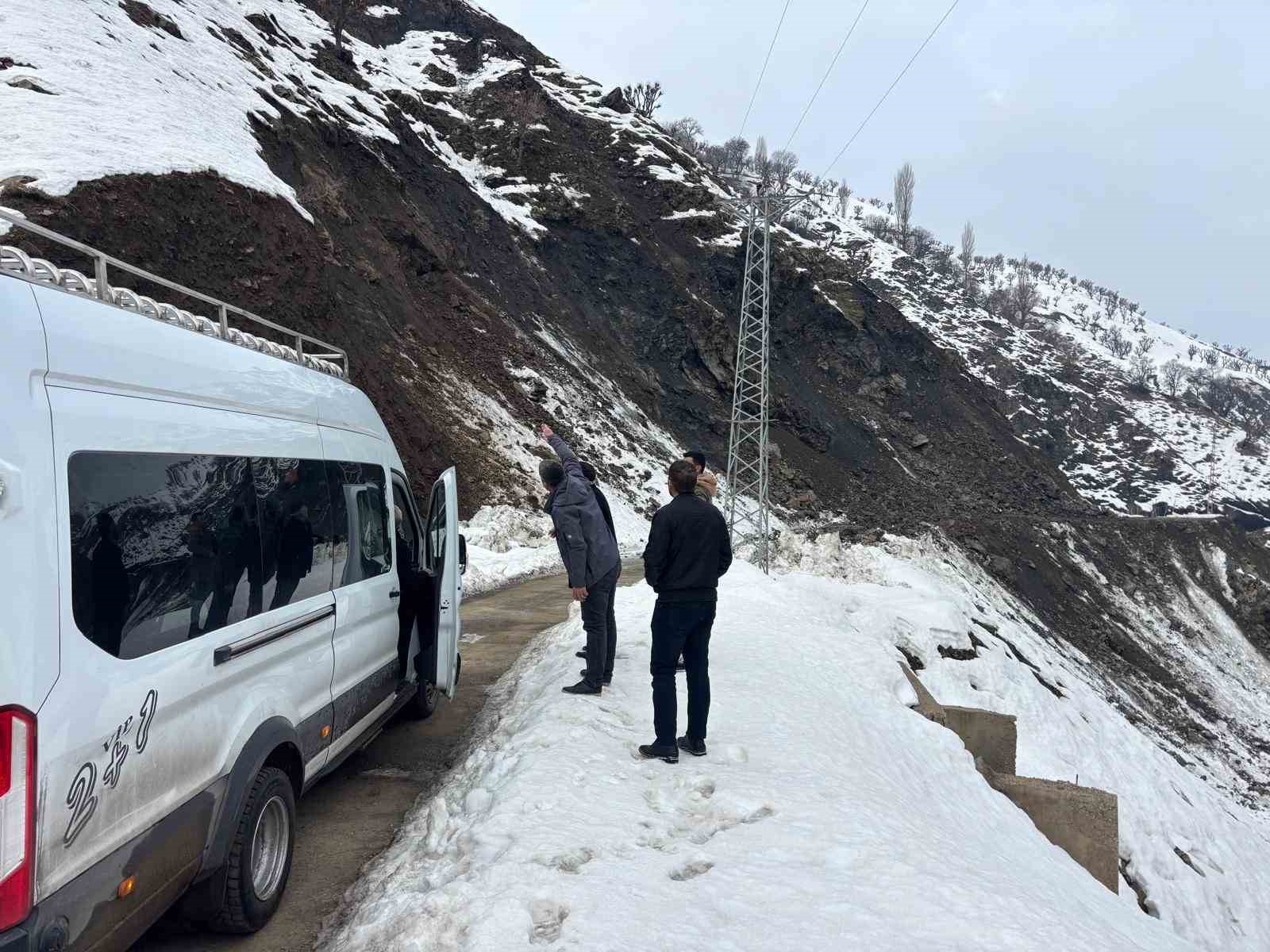 Batman’da grup köy yolunda heyelan: 2 minibüs mahsur kaldı
