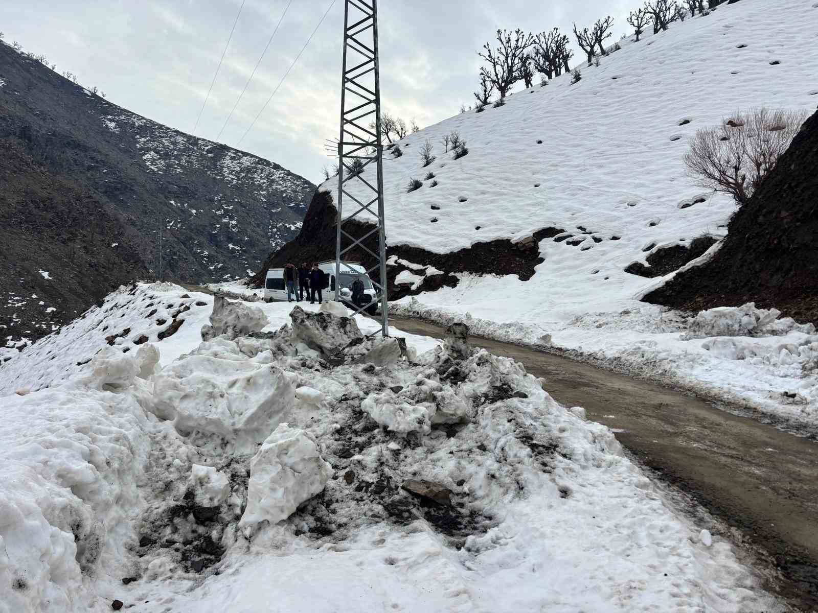 Batman’da grup köy yolunda heyelan: 2 minibüs mahsur kaldı
