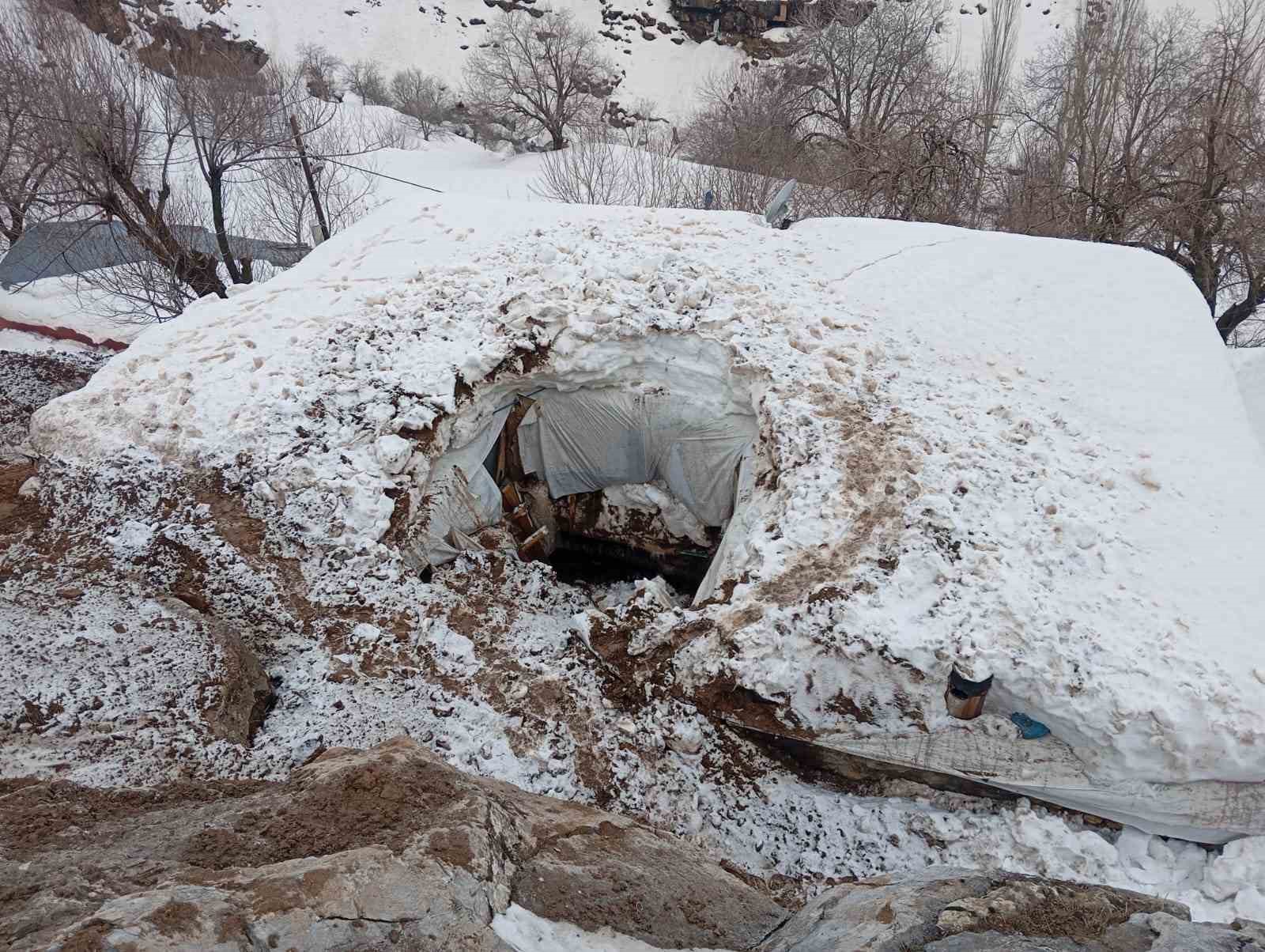 Batman’da heyelan: Kayaların düştüğü ev yıkıldı
