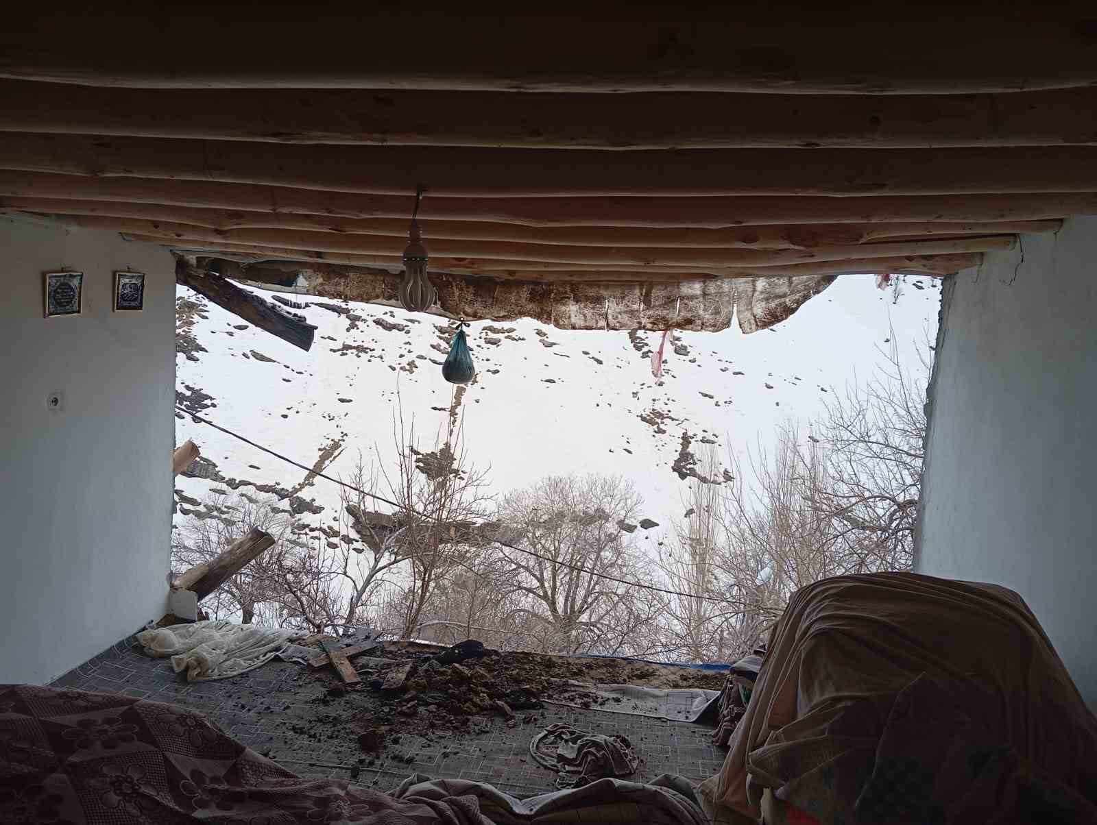 Batman’da heyelan: Kayaların düştüğü ev yıkıldı
