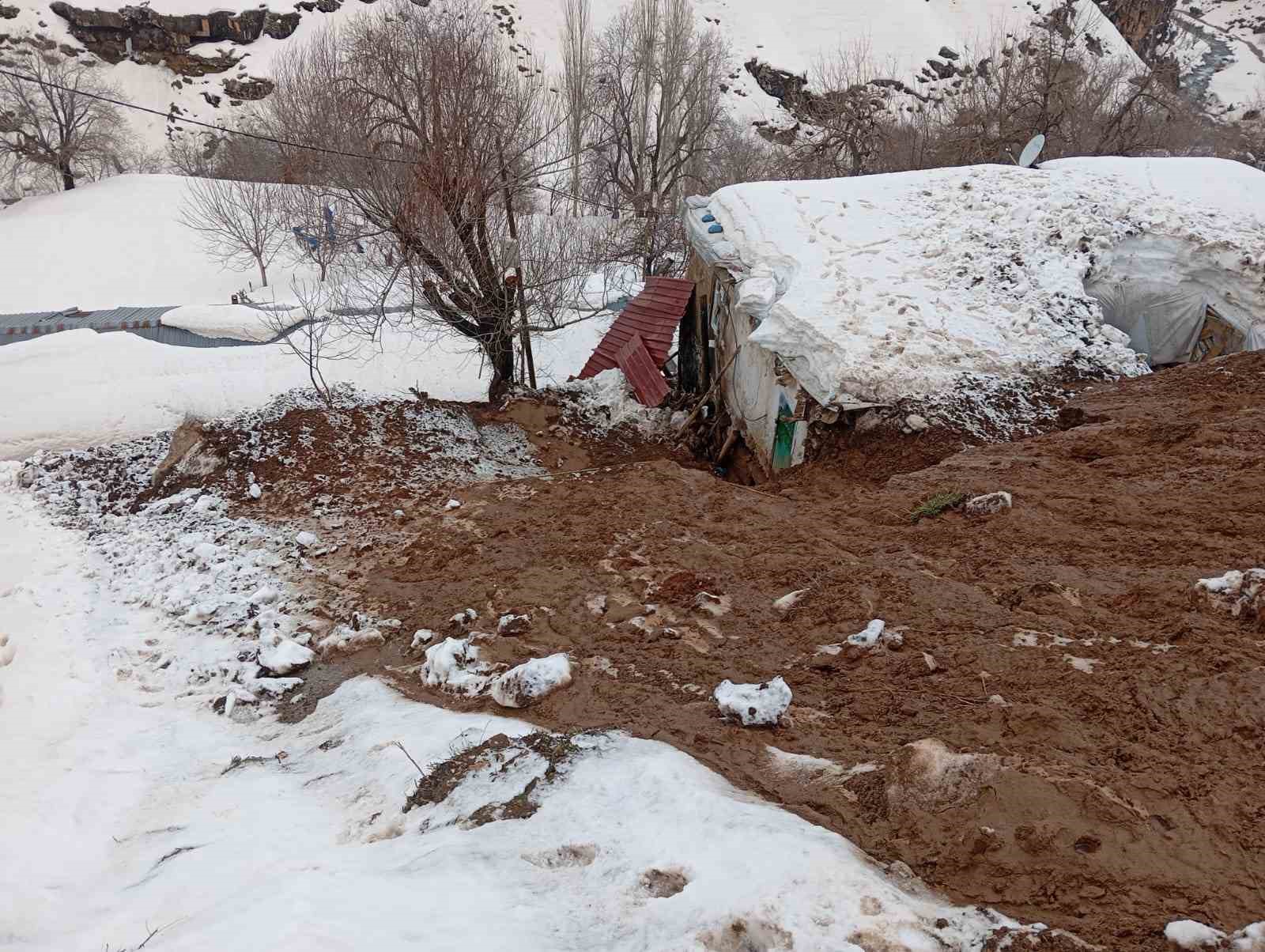 Batman’da heyelan: Kayaların düştüğü ev yıkıldı
