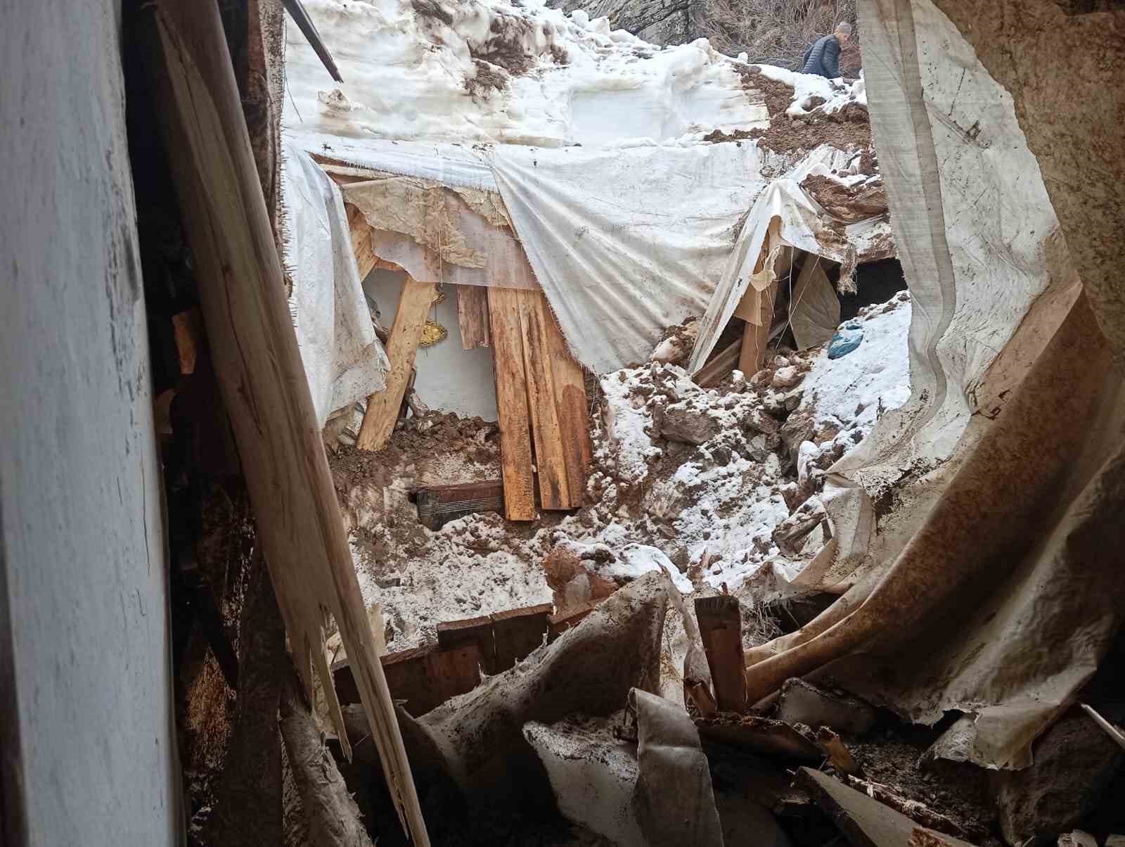 Batman’da heyelan: Kayaların düştüğü ev yıkıldı
