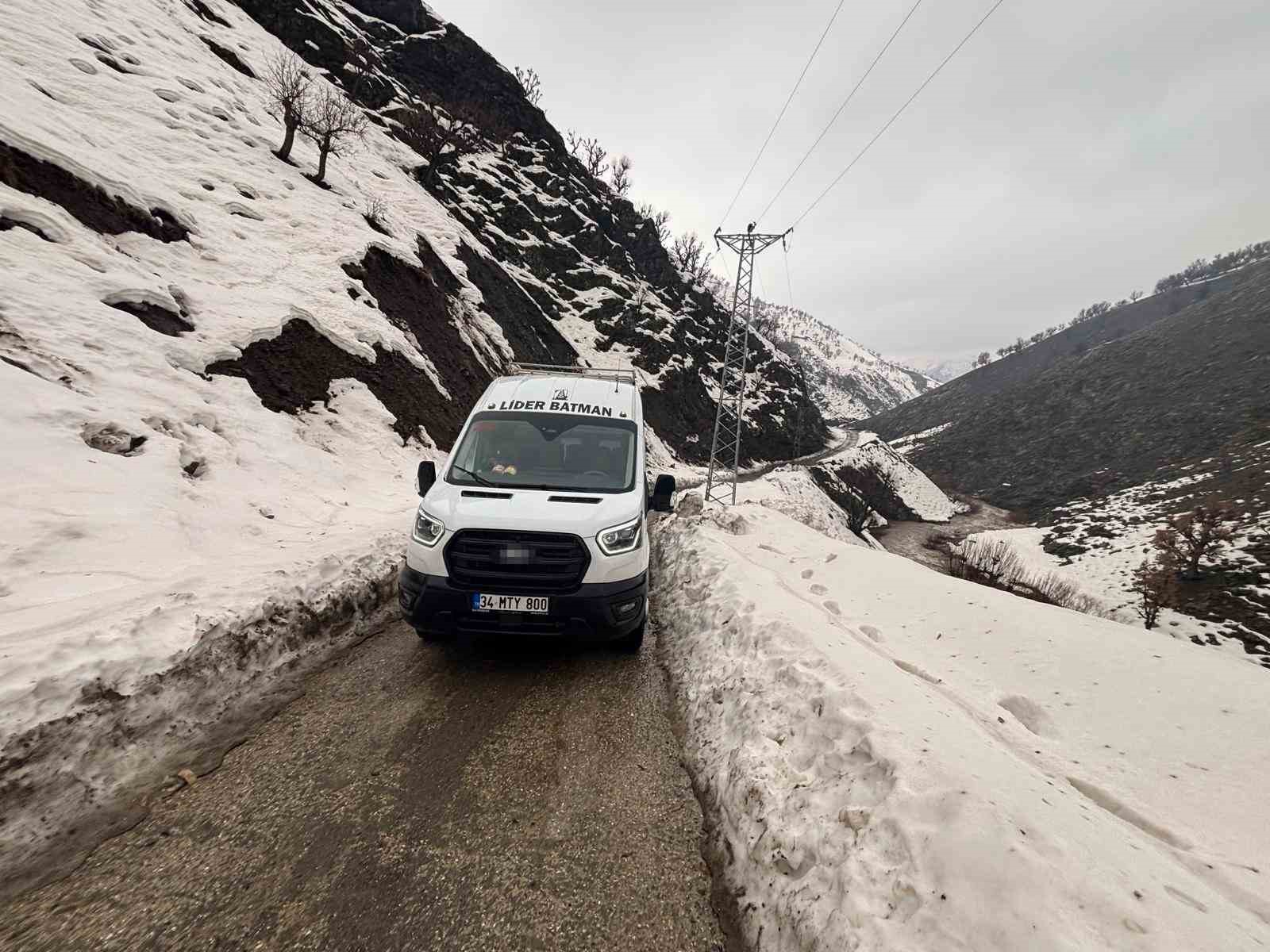 Batman’da heyelan paniği: Köy minibüsü yolda mahsur kaldı
