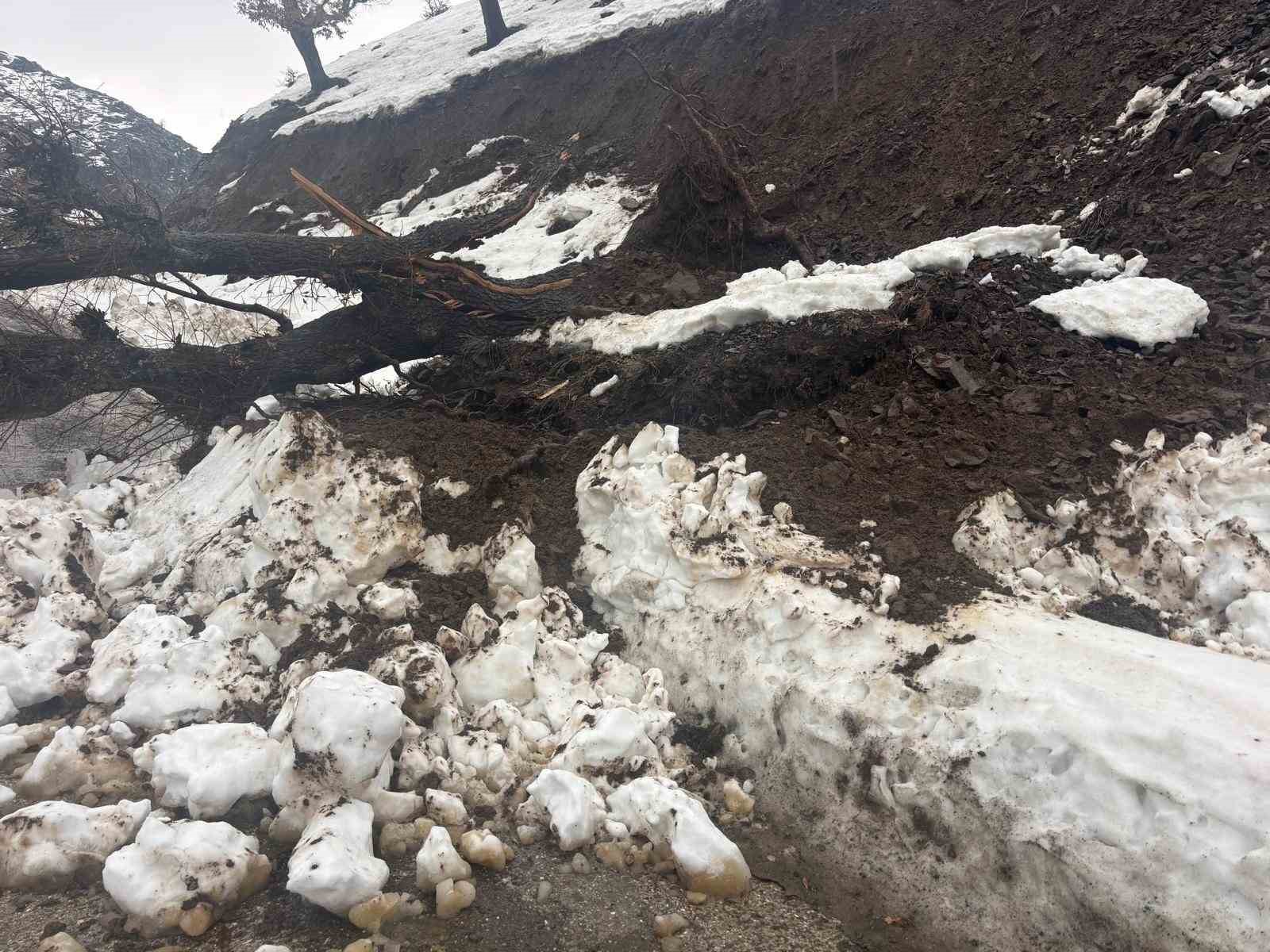 Batman’da heyelan paniği: Köy minibüsü yolda mahsur kaldı

