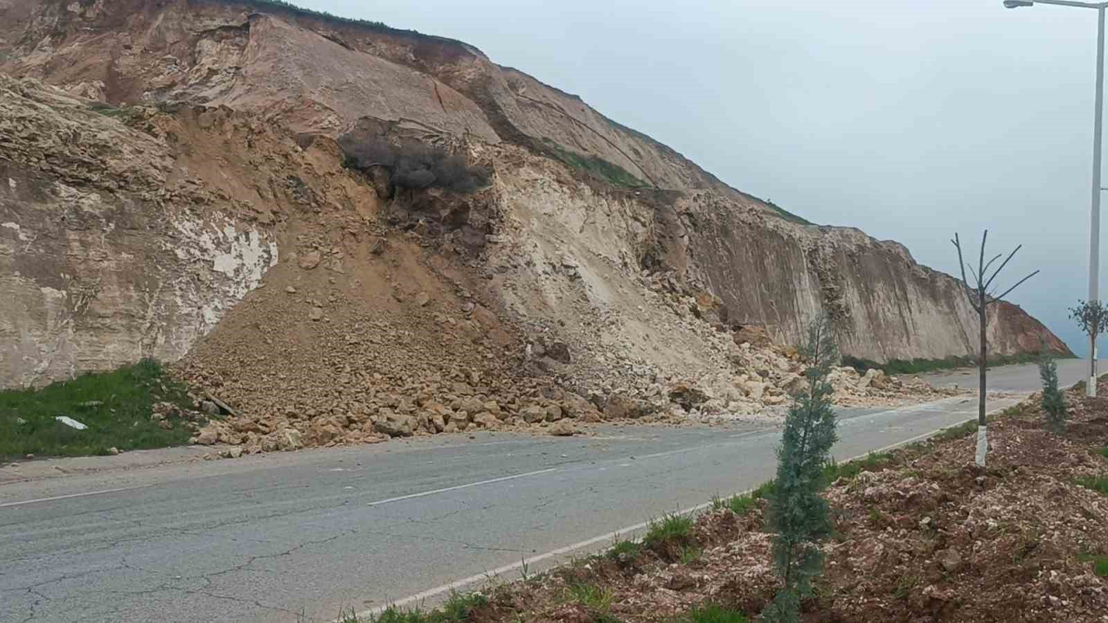 Batman’da heyelan: Üniversitenin yolu ulaşıma kapandı
