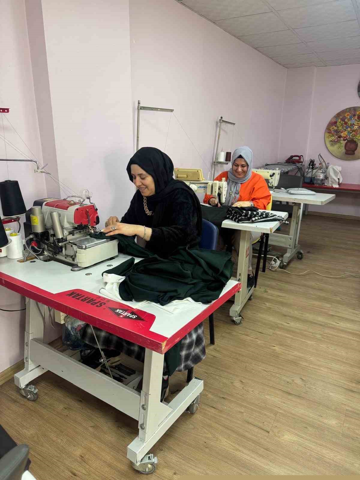 Batman’da kadınlar ilmek ilmek geleceği dokuyor
