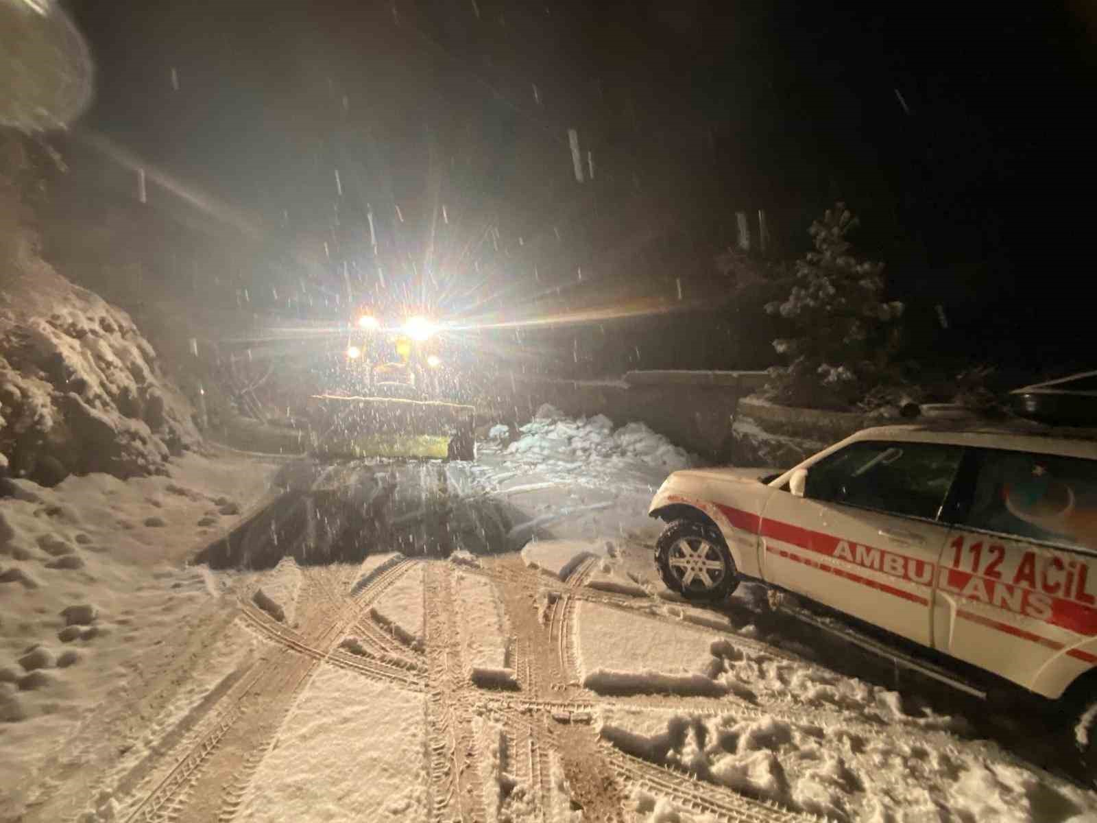 Batman’da kar yağışı nedeniyle hasta kepçe ile ambulansa ulaştırıldı
