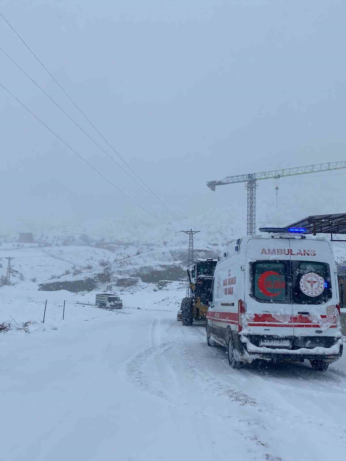 Batman’da kar yağışı nedeniyle hasta kepçe ile ambulansa ulaştırıldı
