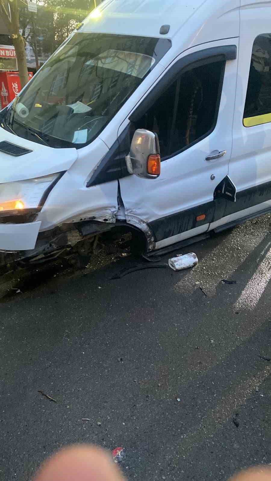 Batman’da minibüs ile otomobil çarpıştı: 1 yaralı
