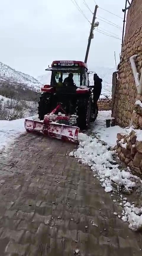 Batman’da muhtar, yolun kapanmaması için traktörle kar birikintilerini temizledi
