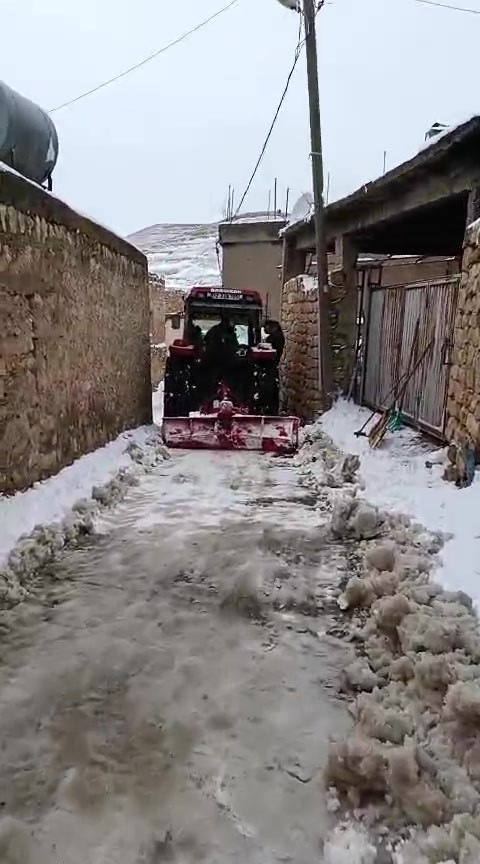 Batman’da muhtar, yolun kapanmaması için traktörle kar birikintilerini temizledi
