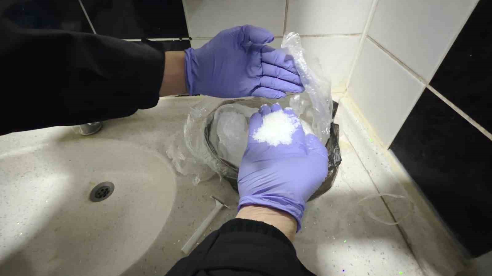 Batman’da otel odasında 514 gram metamfetamin ele geçirildi
