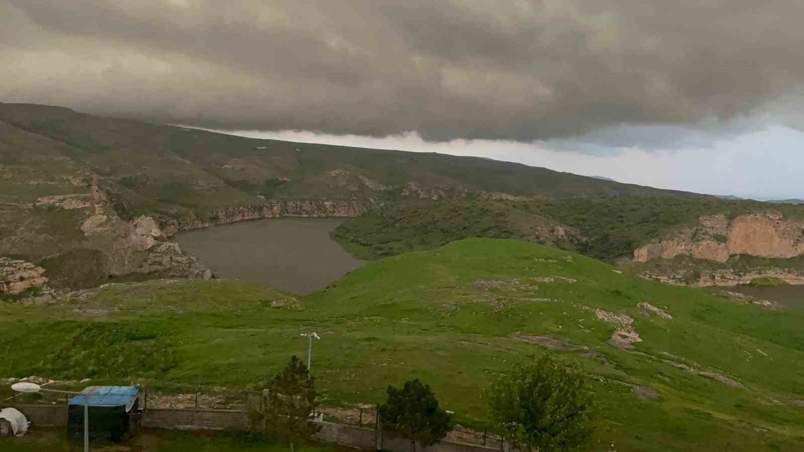 Batman’da sağanak sele neden odu, AVM girişinde tavan çöktü
