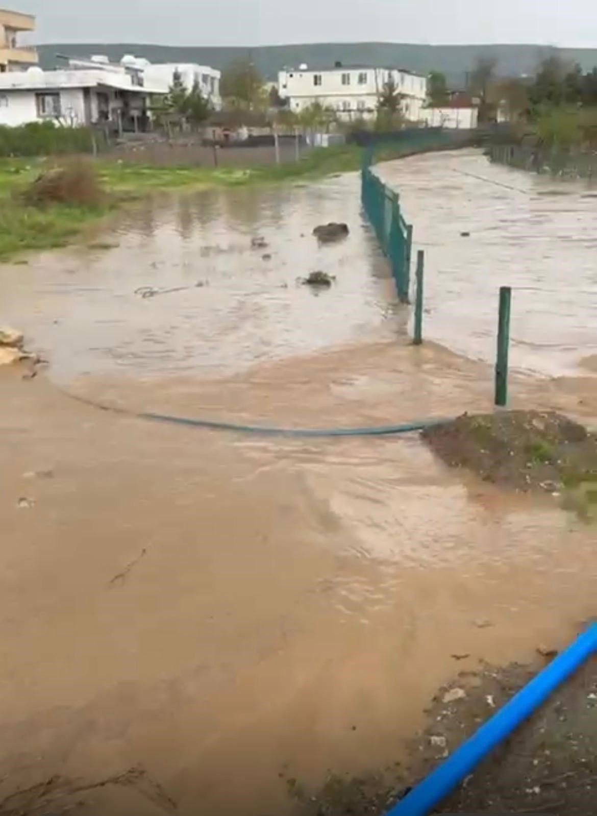 Batman’da sağanak sele neden odu, AVM girişinde tavan çöktü
