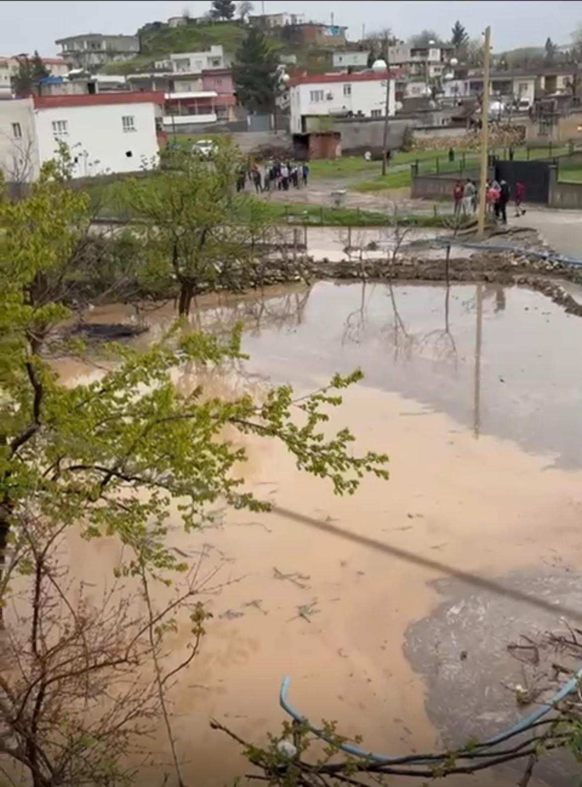 Batman’da sağanak sele neden odu, AVM girişinde tavan çöktü
