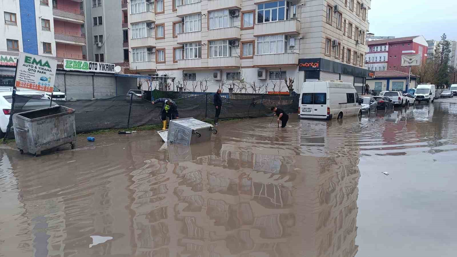 Batman’da sağanak yağış hayatı durma noktasına getirdi

