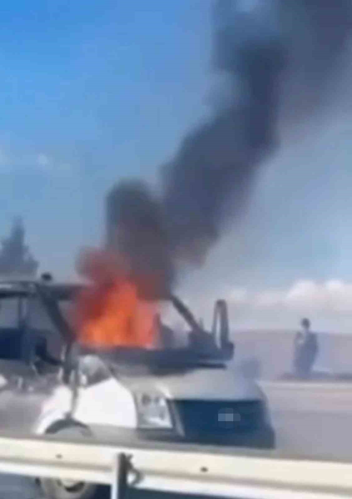 Batman’da seyir halindeki kamyonet alev aldı
