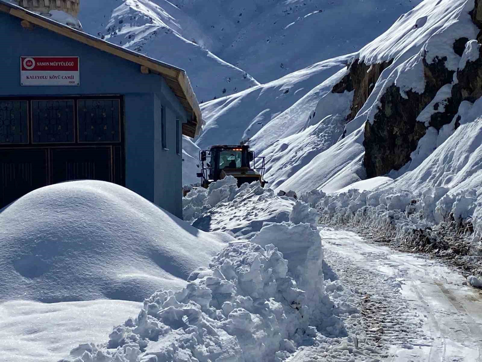 Batman’da son 20 yılın en sert kışında ekiplerin çalışmaları sürüyor

