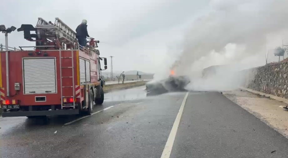 Batman’da sürücüsünün kontrolünden çıkan otomobil takla atıp alev aldı
