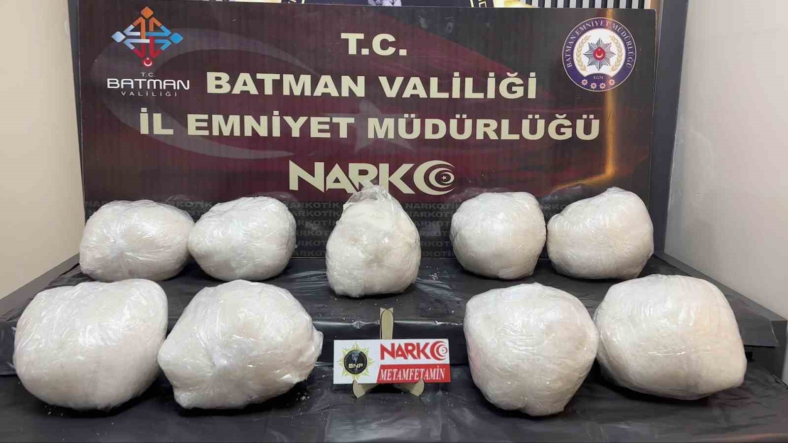 Batman’da yağ tenekelerine gizlenmiş vaziyette 45 kilo metamfetamin ele geçirildi
