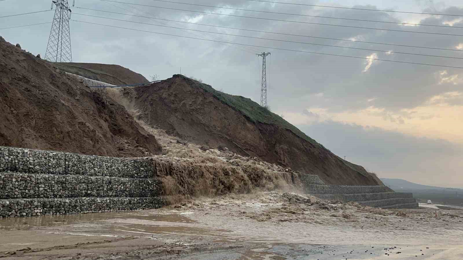 Batman’da yağmur sonrası sulama kanalı taştı: Kara yolu tek şeride düştü

