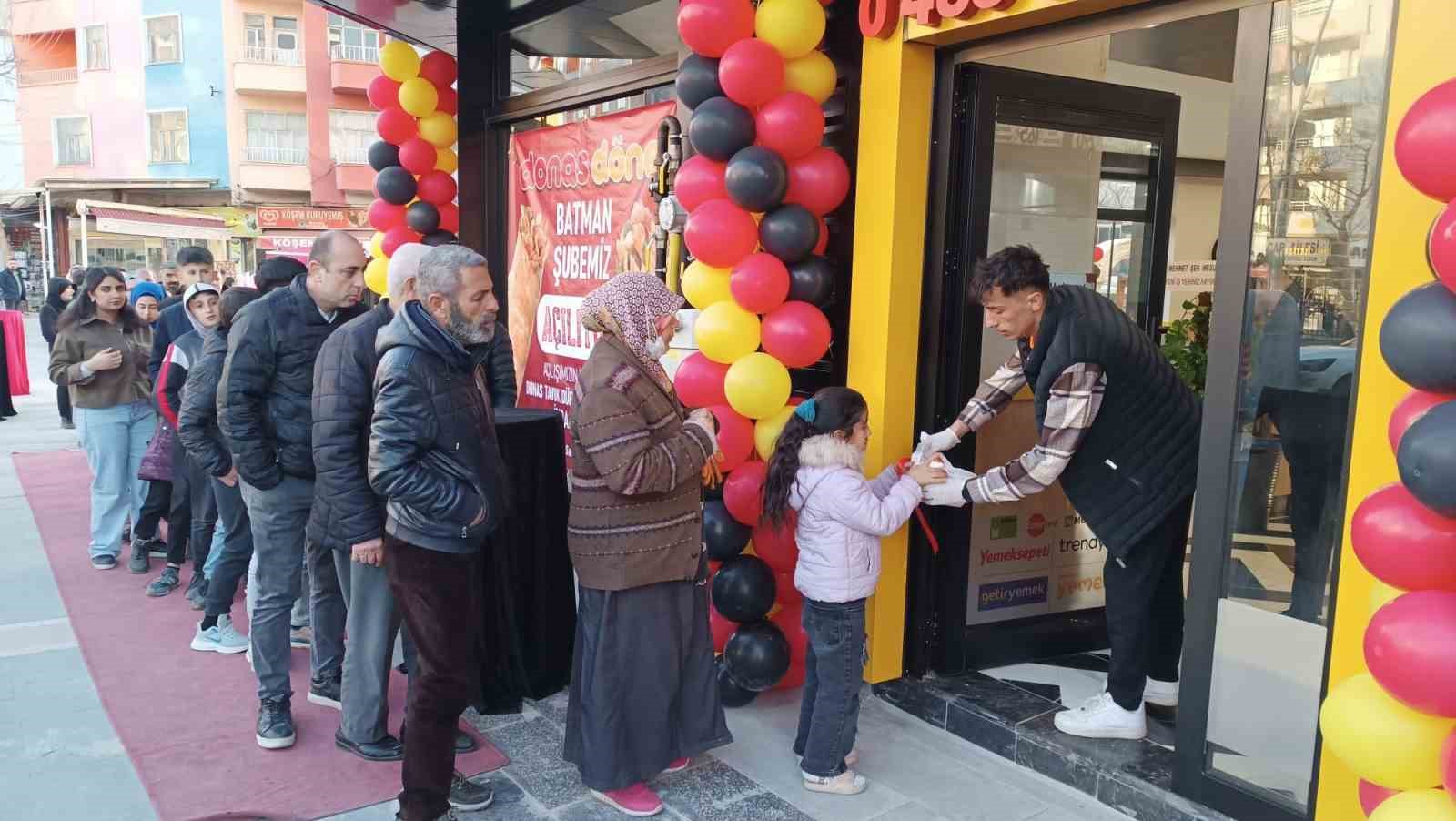 Batman’da yeni açılan dönerci, bin kişiye ücretsiz iftar dağıttı
