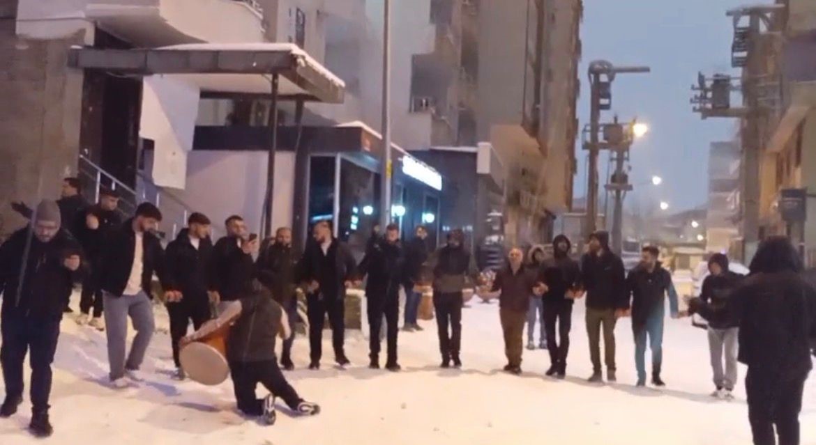 Batman’da yıllar sonra gelen kar sevinci: Davul zurna, halay ve kızak keyfi
