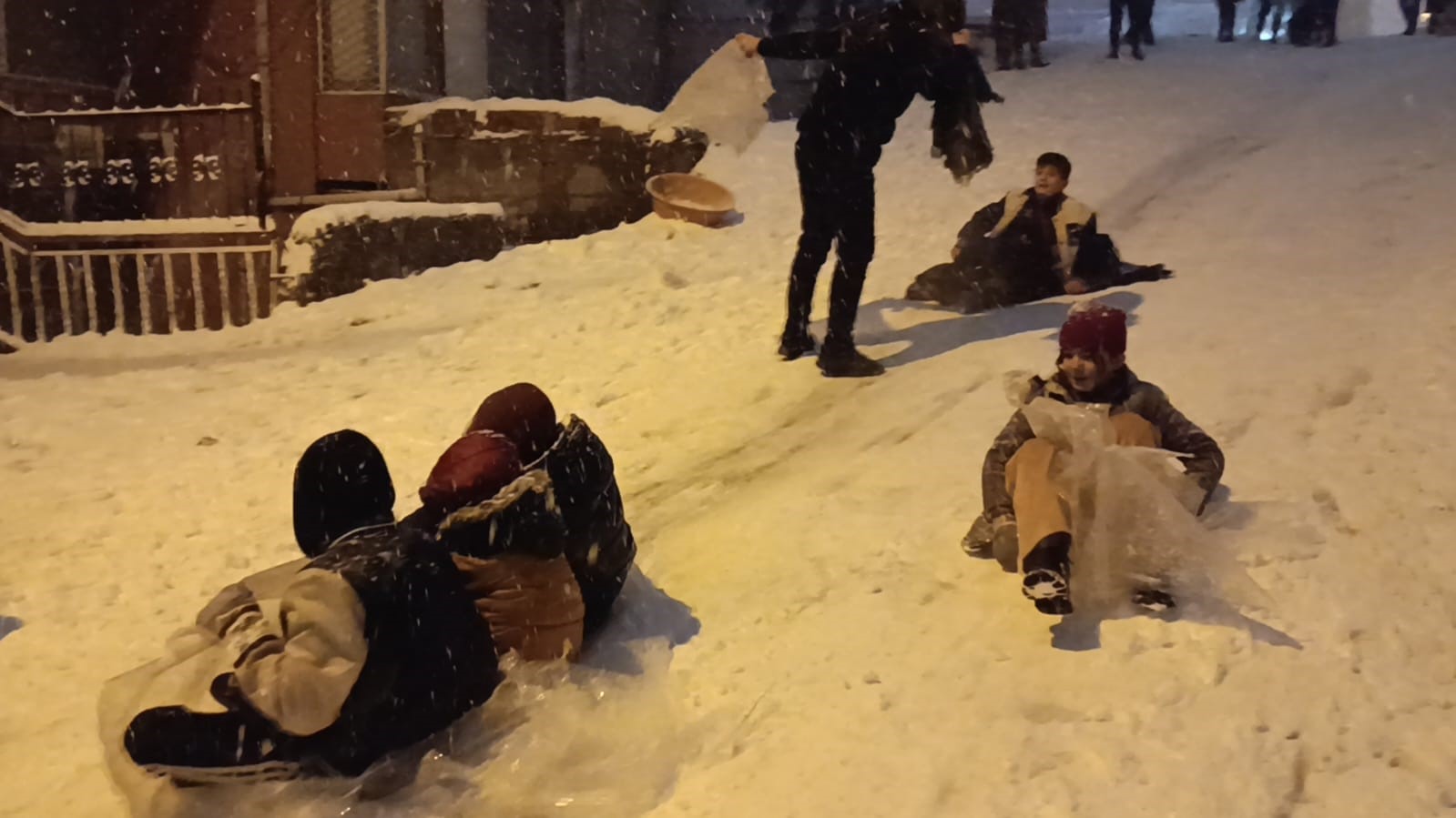Batman’da yıllar sonra gelen kar sevinci: Davul zurna, halay ve kızak keyfi
