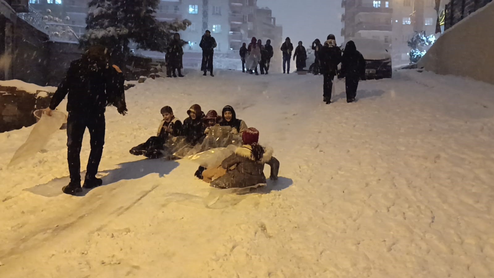Batman’da yıllar sonra gelen kar sevinci: Davul zurna, halay ve kızak keyfi
