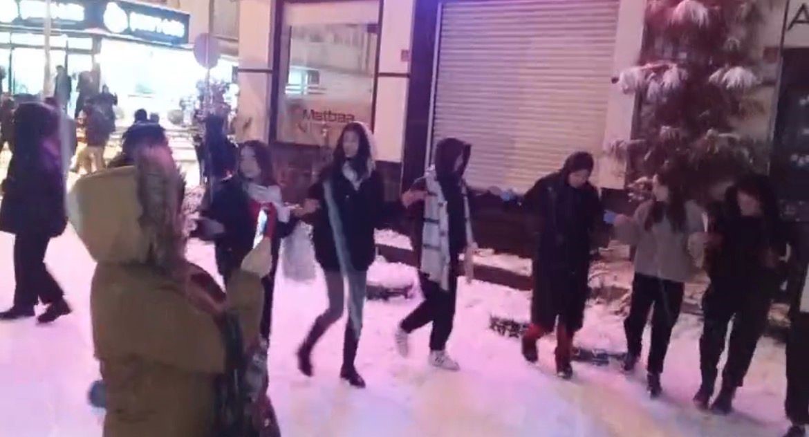 Batman’da yıllar sonra gelen kar sevinci: Davul zurna, halay ve kızak keyfi
