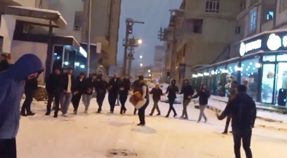 Batman’da yıllar sonra gelen kar sevinci: Davul zurna, halay ve kızak keyfi
