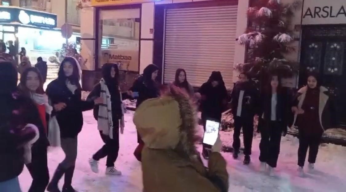Batman’da yıllar sonra gelen kar sevinci: Davul zurna, halay ve kızak keyfi

