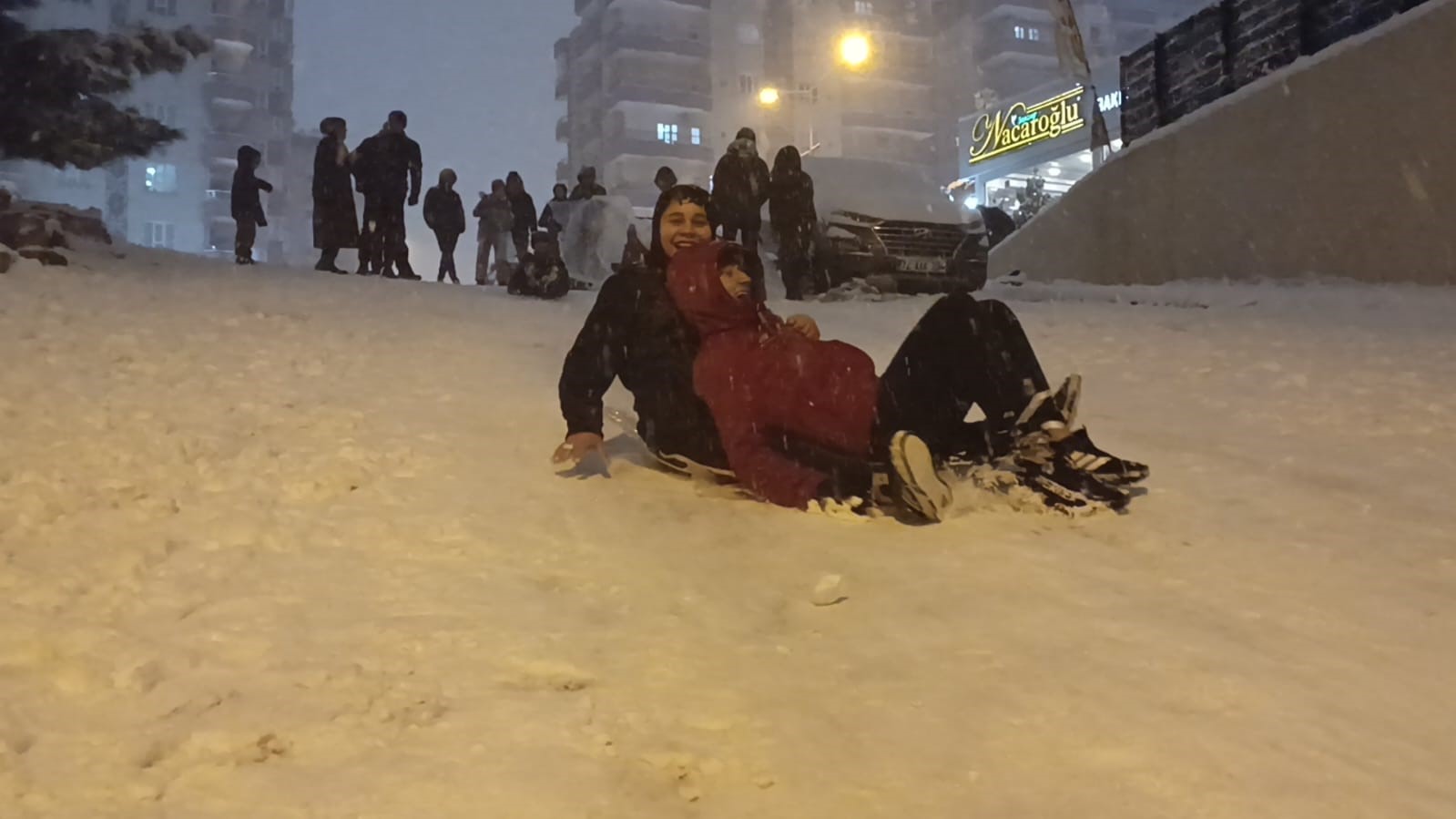 Batman’da yıllar sonra gelen kar sevinci: Davul zurna, halay ve kızak keyfi
