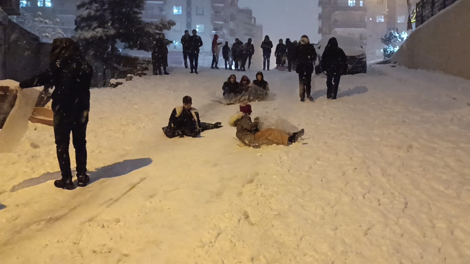 Batman’da yıllar sonra gelen kar sevinci: Davul zurna, halay ve kızak keyfi
