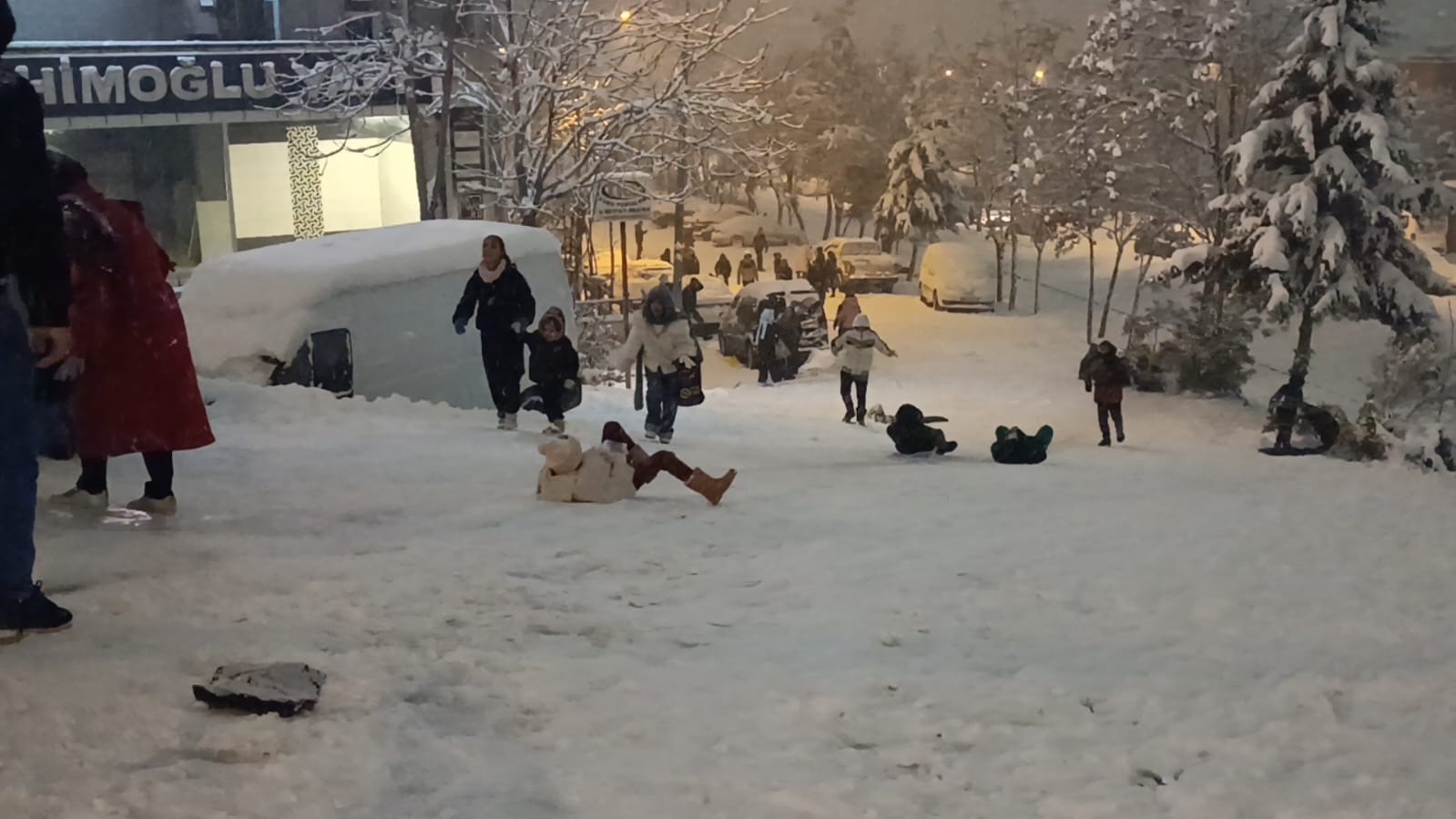 Batman’da yıllar sonra gelen kar sevinci: Davul zurna, halay ve kızak keyfi
