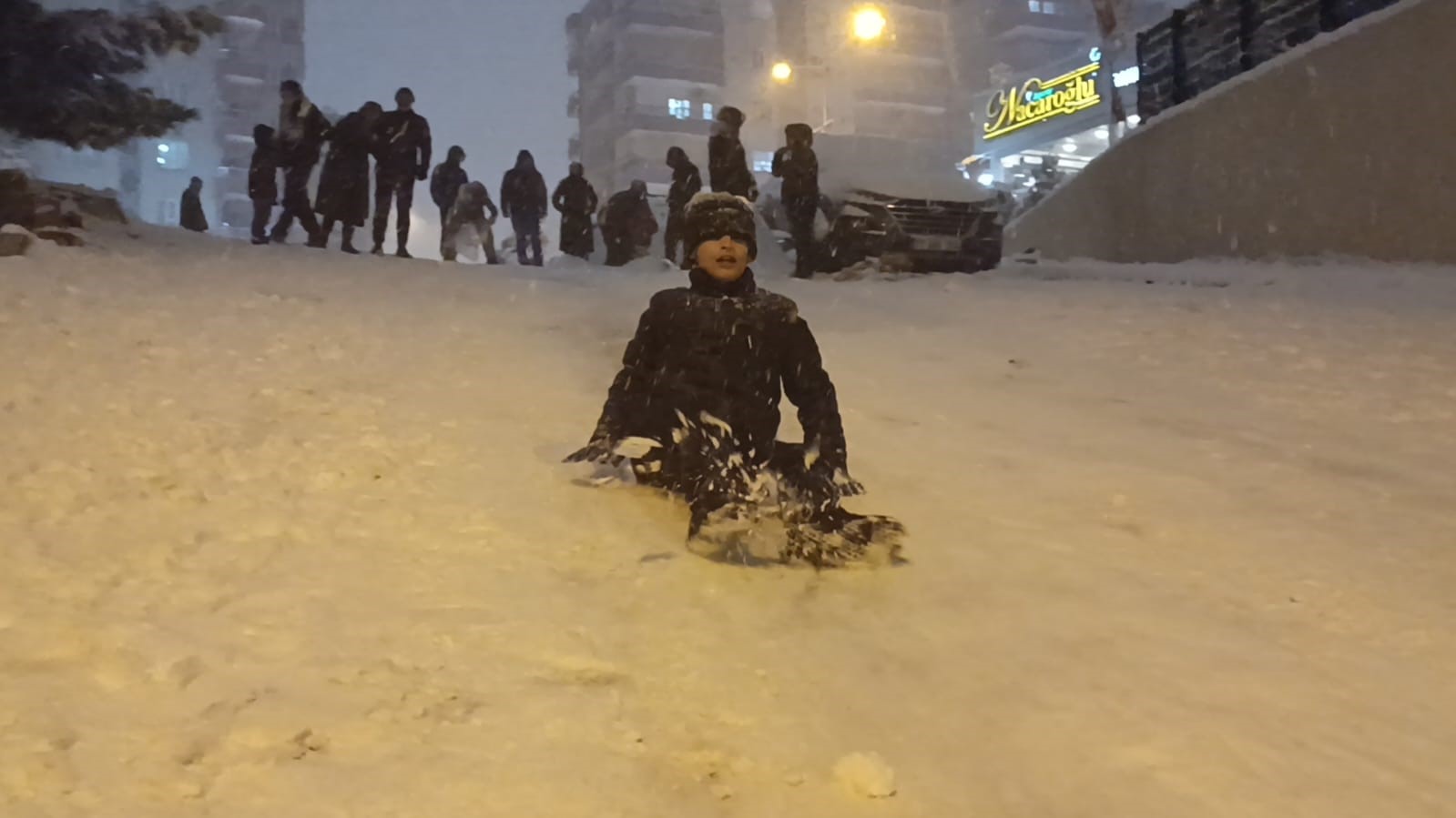 Batman’da yıllar sonra gelen kar sevinci: Davul zurna, halay ve kızak keyfi
