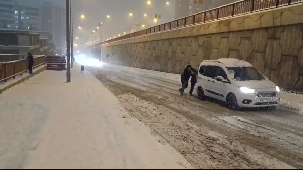 Batman’da yoğun kar yağışı sürücülere zor anlar yaşattı
