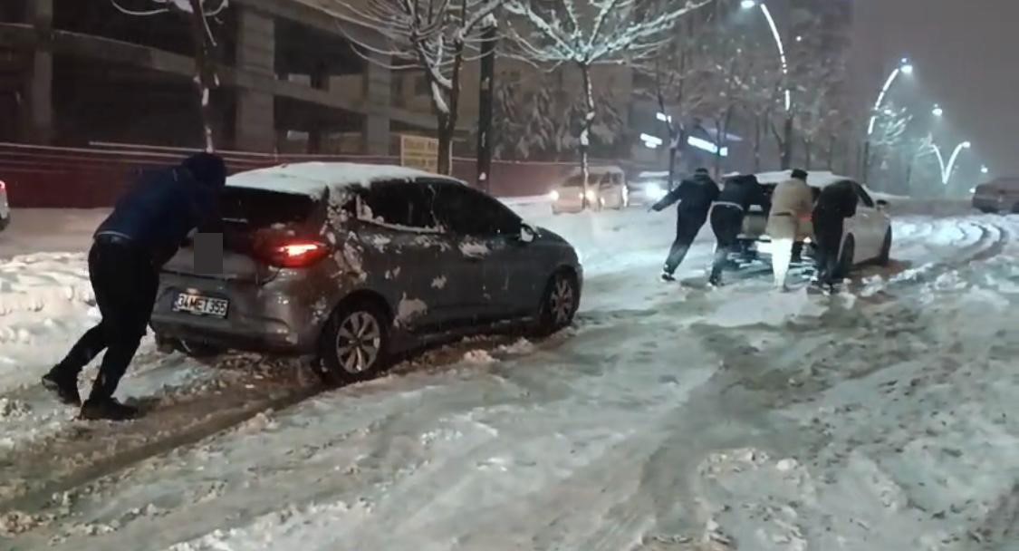 Batman’da yoğun kar yağışı sürücülere zor anlar yaşattı
