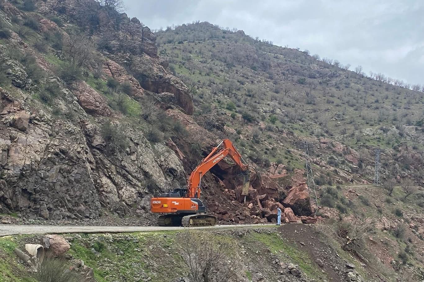 Batman’da yola düşen kayaların kapattığı grup köy yolu ulaşıma açıldı
