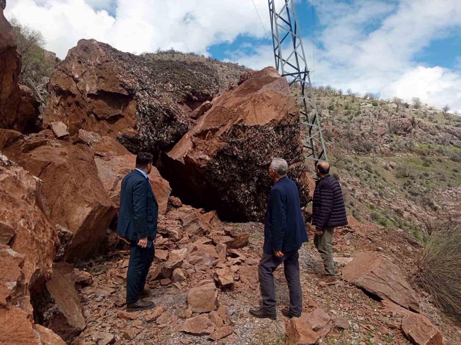 Batman’da yola düşen kayaların kapattığı grup köy yolu ulaşıma açıldı
