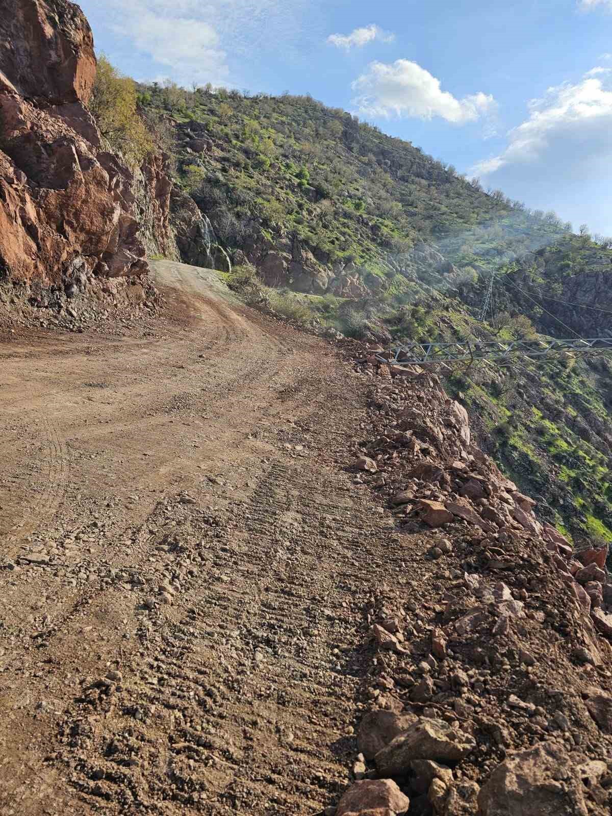 Batman’da yola düşen kayaların kapattığı grup köy yolu ulaşıma açıldı
