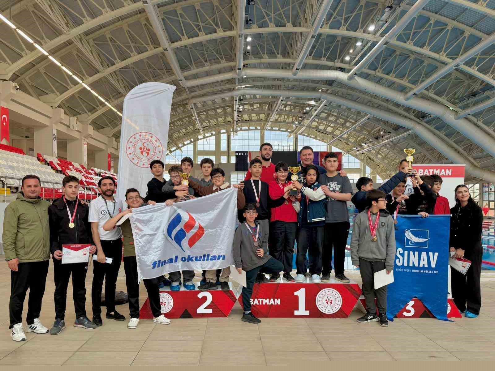 Batman’da yüzme yıldızları sahne aldı
